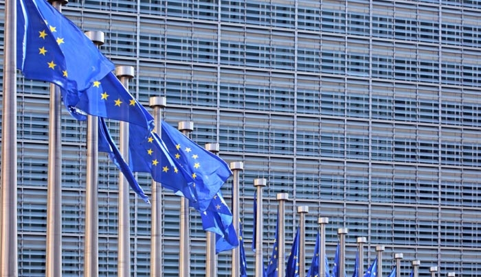 Οκτώ ευρωβουλευτές ζητούν να επανεξεταστούν χρέος και μέτρα