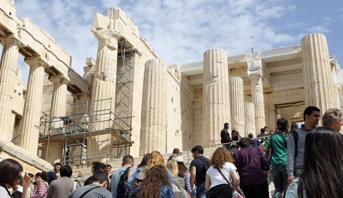 «Μαχαιριά» του βρετανικού τύπου στον τουρισμό – Μην πηγαίνετε στην Ελλάδα