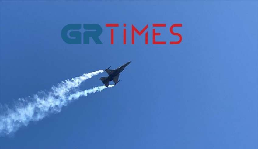 Θεσσαλονίκη: Μάγεψε για άλλη μια χρονιά το υπερηχητικό F-16 της ομάδας ΖΕΥΣ – Δοκιμαστική πτήση και για το Spitfire [εικόνες-βίντεο]
