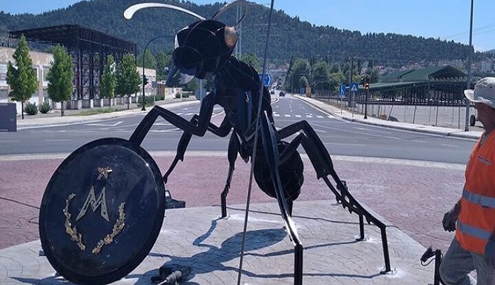 Ίσως το πιο κακόγουστο έργο: Τεράστιο μυρμήγκι στα Φάρσαλα συμβολίζει τους Μυρμιδόνες του Αχιλλέα!
