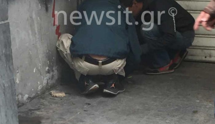 Έμποροι ναρκωτικών ετοιμάζουν ανενόχλητοι πρωί πρωί τις δόσεις στο κέντρο της Αθήνας [φωτό]