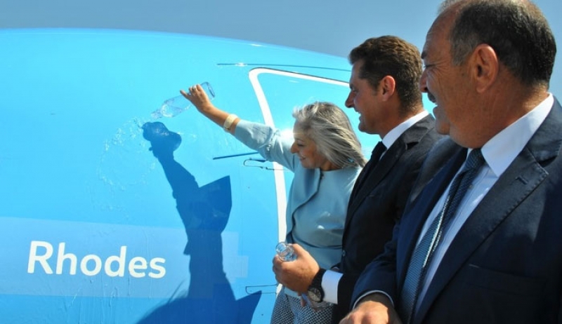 «Rhodes» ένα από τα 72 νέα αεροσκάφη της TUI τύπου 737 MAX 8 – Eγιναν χθες στο αεροδρόμιο τα «βαπτίσια»