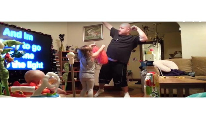 Αυτός ο μπαμπάς που χορεύει με την κόρη του είναι ό,τι πιο υπέροχο θα δεις σήμερα (Βίντεο)