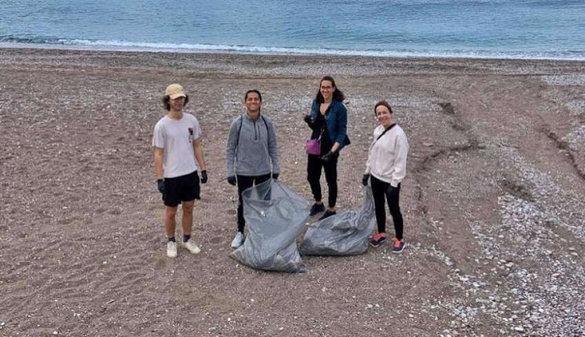 Ψηφιακοί νομάδες που επέλεξαν να ζουν στη Ρόδο συγκέντρωσαν 9 κιλά σκουπίδια από κεντρική παραλία του νησιού