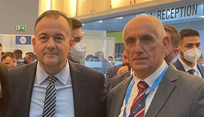 Ο Ι. Παππάς συγχαίρει τον Μηνά Νικολάου για την εκλογή του στην Πολιτική Επιτροπή της ΝΔ.