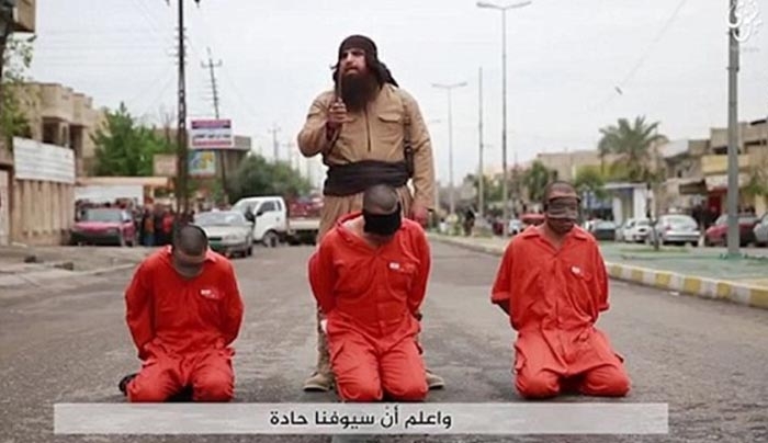 BINTEO-ΣΟΚ: Μαχητής του ISIS αποκεφαλίζει κρατούμενους