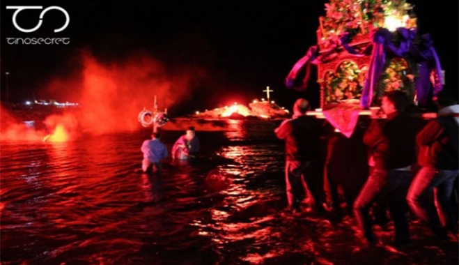 Επιτάφιος στη θάλασσα στην Τήνο (Photo)