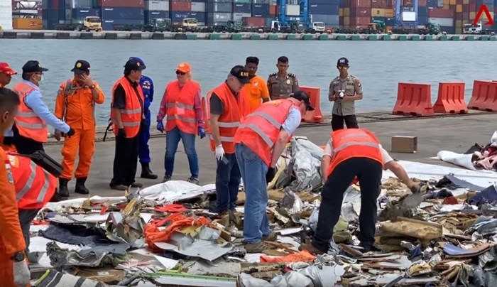 Καθίσματα, προσωπικά αντικείμενα και ανθρώπινα μέλη ανασύρουν οι αρχές από το σημείο της συντριβής του αεροσκάφους στην Ινδονησία - ΒΙΝΤΕΟ