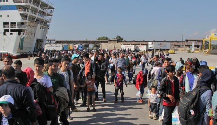 Αγκυροβολημένα πλοία σε νησιά για πρόσφυγες και μετανάστες