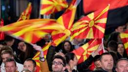 Πρόκληση με το καλημέρα από τη νέα πρόεδρο της Β. Μακεδονίας -Πυρ ομαδόν και προειδοποιήσεις από ΕΕ και Αθήνα