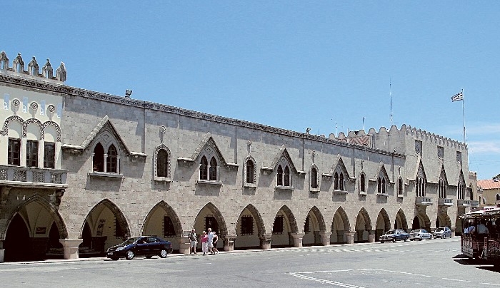 Στη Σύρο μεταφέρονται οι οικονομικές υπηρεσίες