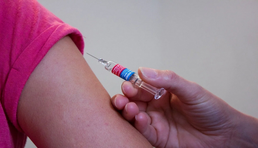 Δεν θα είναι υποχρεωτικός ο εμβολιασμός κατά του κορονοϊού