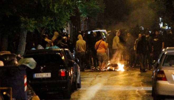 Από νωρίς τα «ευτράπελα» του τελικού – Σφοδρές συμπλοκές μεταξύ οπαδών-ΜΑΤ