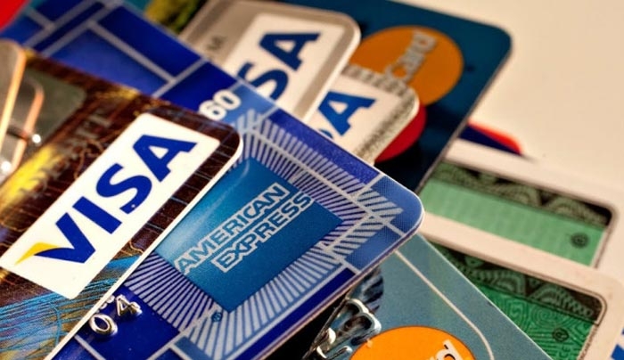 Φορτώνουν τις πιστωτικές κάρτες για να αντέξουν τους φόρους -Συνωστισμός στα γκισέ των τραπεζών