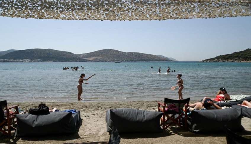 Η ΑΑΔΕ «μοίρασε» λουκέτα σε δύο beach bar σε Σποράδες και Θάσο