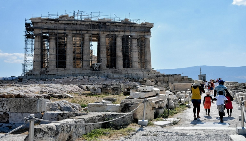 Τράπεζα της Ελλάδος: Μαύρη τρύπα 12,6 δισ. στα τουριστικά έσοδα το 9μηνο