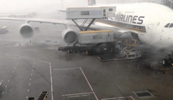 Τρόμος σε πτήση της Singapore Airlines: Το αεροπλάνο έπιασε φωτιά στην αναγκαστική προσγείωση