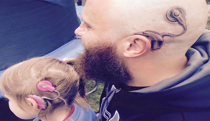 Πατέρας έκανε το πιο «ιδιαίτερο» τατουάζ για να… καταπολεμήσει το κόμπλεξ της κόρης του