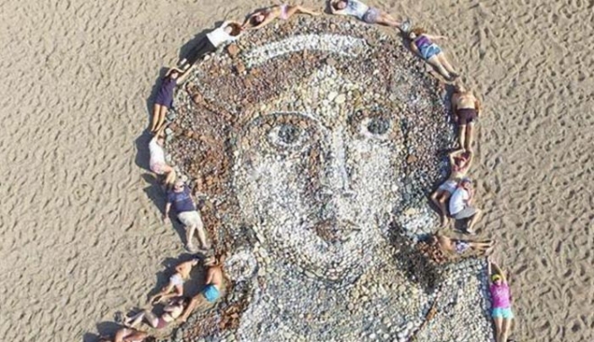 Κύπρος: Ένα απίστευτο πορτραίτο της Αφροδίτης φτιαγμένο από… βότσαλα! [εικόνες &amp; βίντεο]