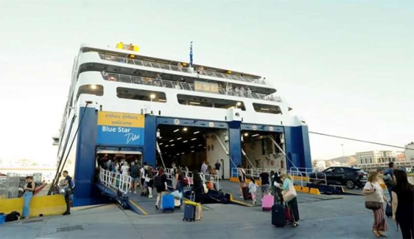 Αυξημένη η επιβατική κίνηση στο λιμάνι του Πειραιά: Αναχωρούν κατά κύματα οι αδειούχοι
