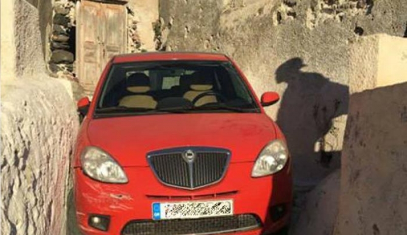 Σαντορίνη: Απίστευτη γκάφα οδηγού στη Μεσαριά – Το αυτοκίνητο σφήνωσε σε αυτό το σημείο [pics]
