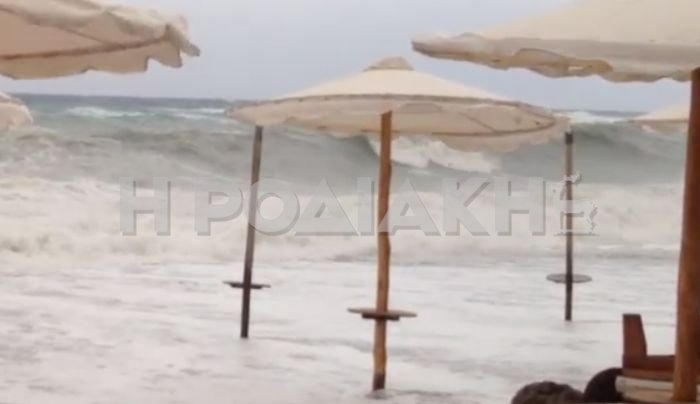 Ρόδος: Τα κύματα κάλυψαν σχεδόν όλη την παραλία