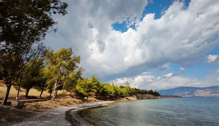 Καιρός σήμερα: Συννεφιασμένος με τοπικές βροχές και ανέμους έως 6 μποφόρ