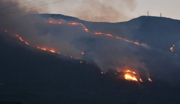 Εφιαλτική νύχτα στη Ζάκυνθο: Εκτός ελέγχου δυο πυρκαγιές -Έξι τα μέτωπα