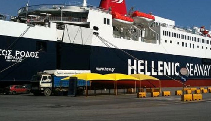 'Εφθασαν στο λιμάνι του Πειραιά οι 17 Τούρκοι που ζήτησαν πολιτικό άσυλο