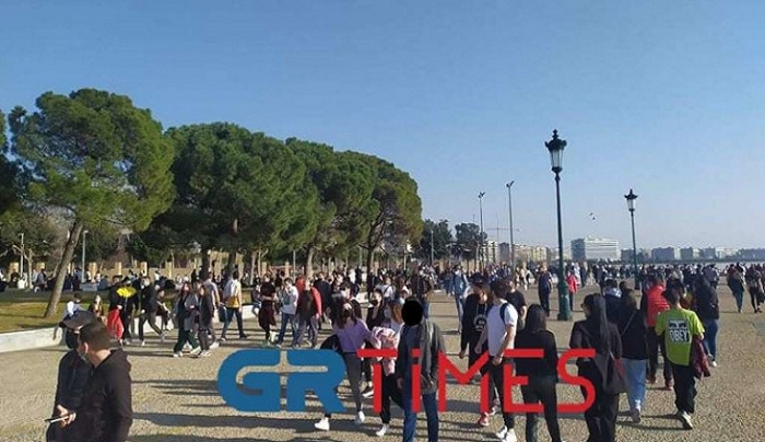 Θεσσαλονίκη: Πλήθος κόσμου στη Νέα Παραλία -Για βόλτα πριν την απαγόρευση κυκλοφορίας [βίντεο]
