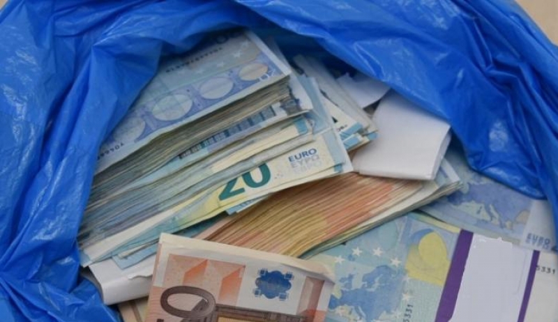 Πάτρα: Η σακούλα που έριξε από το μπαλκόνι έκρυβε 41.600 ευρώ – Στο φως η άγνωστη αλήθεια [βίντεο]
