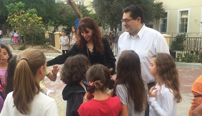 Η Ολυμπιονίκης και Αντιπεριφερειάρχης Θεσσαλονίκης κ. Βούλα Πατουλίδου σε σχολεία της Ρόδου με τον κ. Χ. Κόκκινο