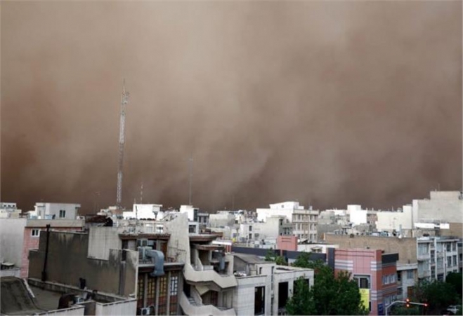 Αμμοθύελλα «κατάπιε» την Τεχεράνη μέσα σε λίγα λεπτά (Video)