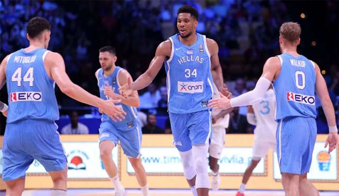 Ο Γιάννης Ατεντοκούμπο με συμπαίκτες του INTIME SPORTS / ΚΑΜΣΗΣ ΔΗΜΟΣΘΕΝΗΣ