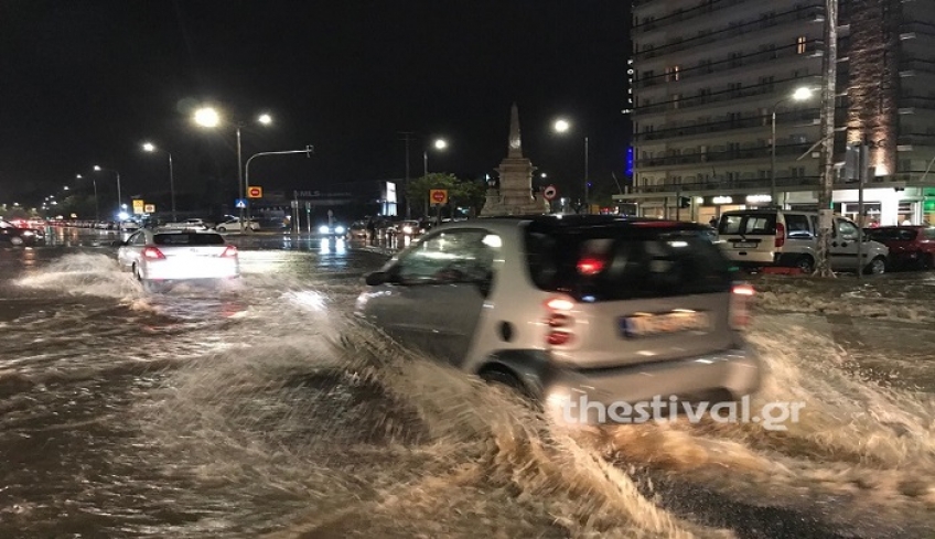 Θεσσαλονίκη: Δρόμοι-ποτάμια και ατυχήματα από την έντονη νεροποντή [βίντεο]