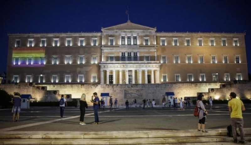 Στα χρώματα του Athens Pride 2018 η ελληνική Βουλή! Χαμός στην Αθήνα [βίντεο]