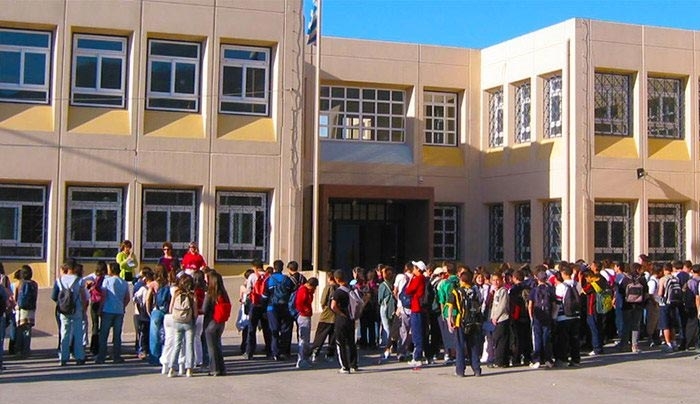 Σχολείο χωρίς προσευχή, αριστεία και παρελάσεις θέλει η νεολαία του ΣΥΡΙΖΑ