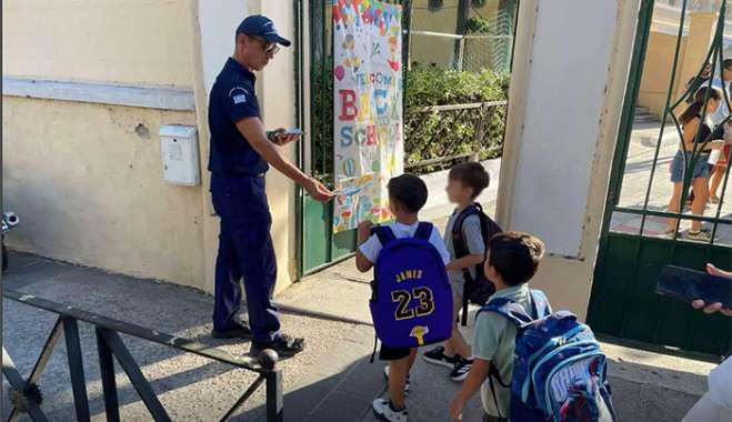 Ενημερωτικά φυλλάδια οδικής ασφάλειας διανεμήθηκαν από αστυνομικούς σε γονείς και μαθητές σχολείων στo Νότιο Αιγαίο.