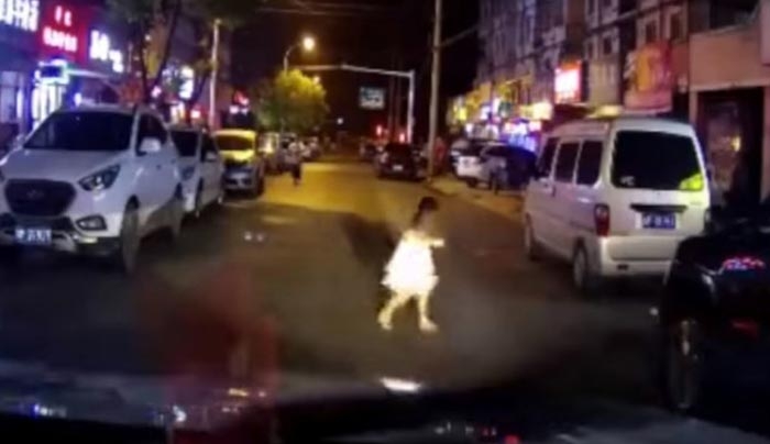 Αυτοκίνητο χτυπάει κοριτσάκι στην Κίνα! Σοκαριστική εικόνα! (Βίντεο)