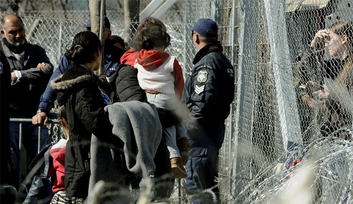 Εικόνες απελπισίας παντού - «Open the borders»