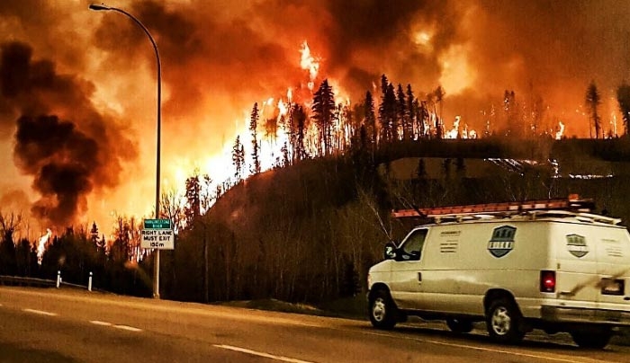 Μαίνεται εκτός ελέγχου η πυρκαγιά στον Καναδά