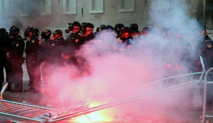 Αλβανία: Σοβαρά επεισόδια στα Τίρανα – Πολλοί τραυματίες [βίντεο]