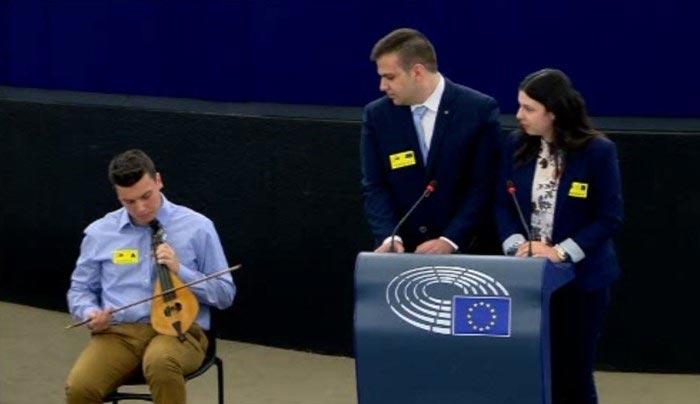 Ο 18χρονος Χανιώτης που μάγεψε με τη λύρα του το Ευρωκοινοβούλιο - ΒΙΝΤΕΟ