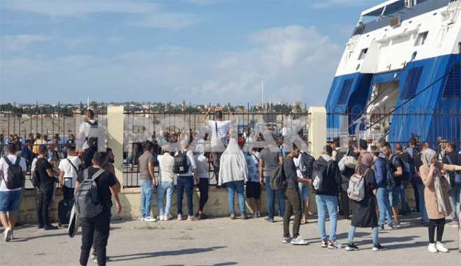 Ρόδος: Περισσότεροι από 400 μετανάστες συγκεντρώθηκαν στο λιμάνι εμποδίζοντας τον απόπλου επιβατικών σκαφών (φωτογραφίες+ βίντεo)