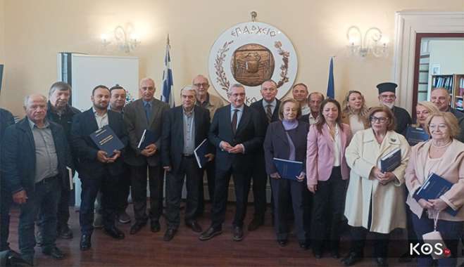Πραγματοποιήθηκε η βράβευση - παράδοση του βιβλίου του Ανδρέα Χατζημιχαήλ σε διατελέσαντες νομαρχιακούς / περιφερειακούς συμβούλους