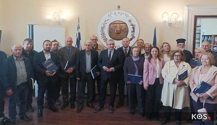 Πραγματοποιήθηκε η βράβευση - παράδοση του βιβλίου του Ανδρέα Χατζημιχαήλ σε διατελέσαντες νομαρχιακούς / περιφερειακούς συμβούλους