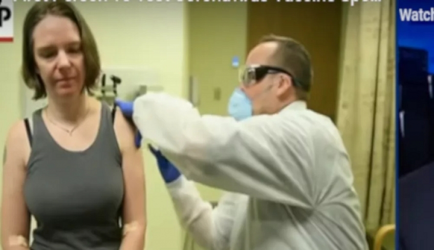 Τι λέει η πρώτη γυναίκα που δοκίμασε το εμβόλιο [βίντεο]
