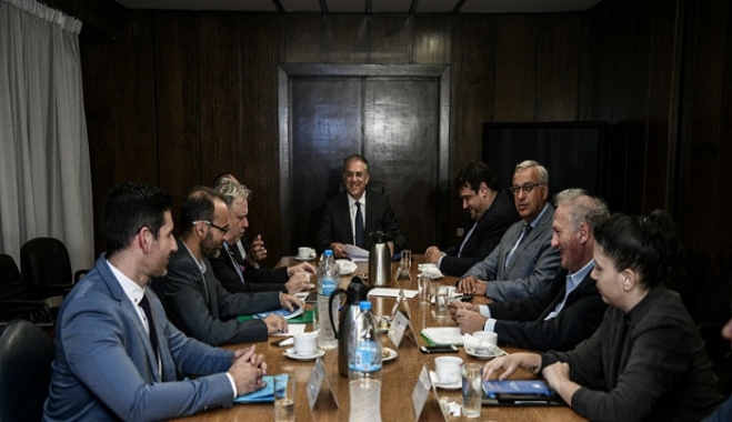 Τα βρήκαν για την ψήφο των Ελλήνων του εξωτερικού -Υπό προϋποθέσεις το «﻿ναι» του ΣΥΡΙΖΑ, «όχι» από Βαρουφάκη