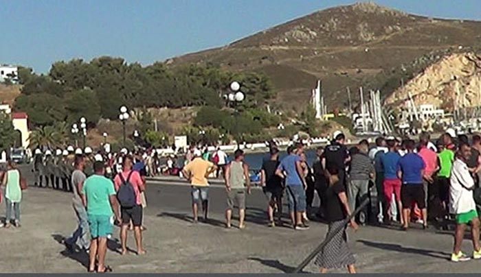 ΛΕΡΟΣ: Ο νόμος στα χέρια των πολιτών - Μάχη σώμα με σώμα με τους μετανάστες [VIDEO]