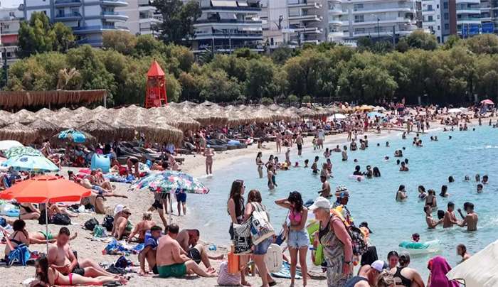 Στιγμιότυπα απο τις παραλίες της Αττικής / (ΓΙΑΝΝΗΣ ΠΑΝΑΓΟΠΟΥΛΟΣ / EUROKINISSI)
